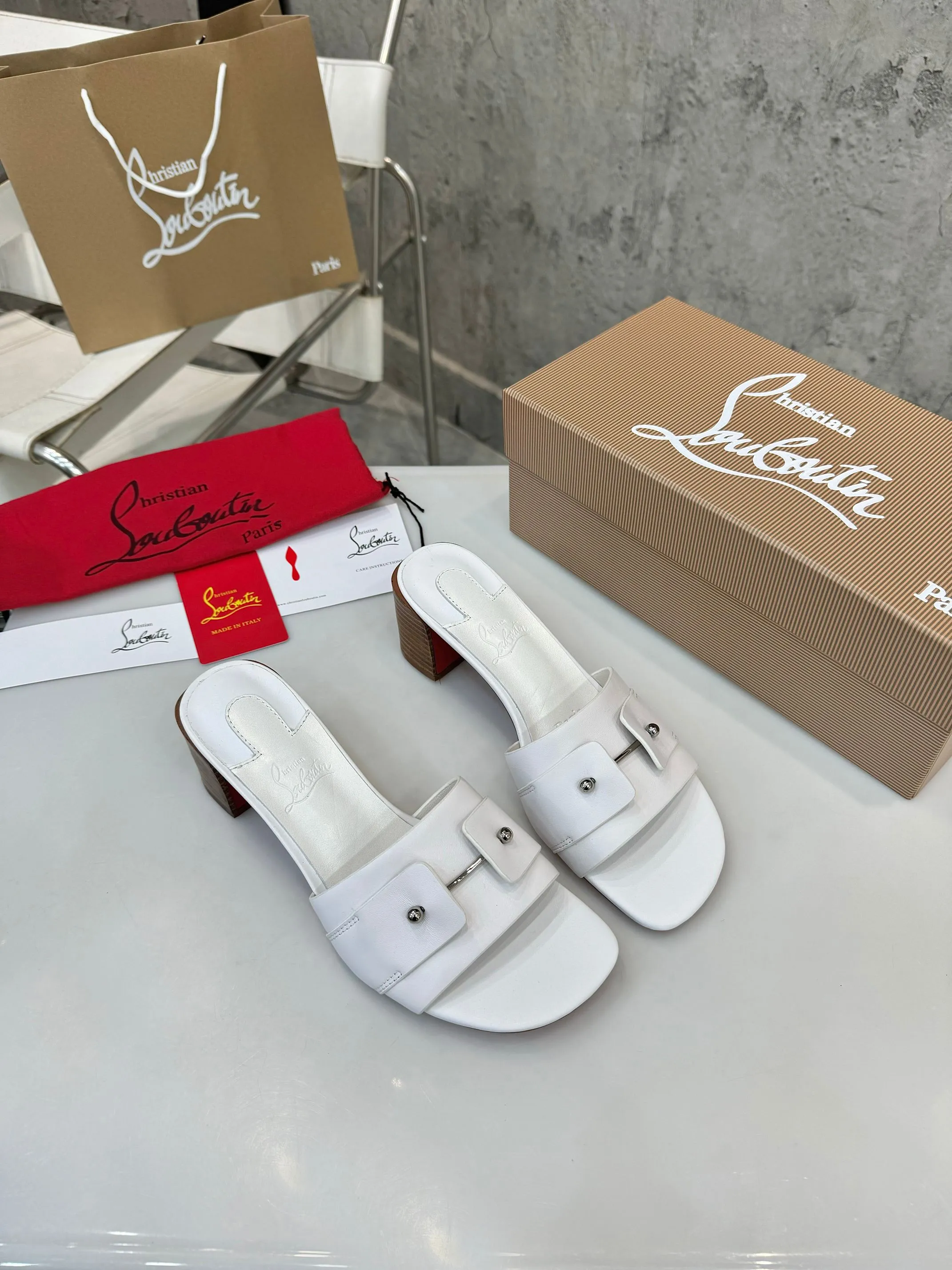 👟👟Ex-factory price 420👟👟 Genuine leather base +40 Top version Purchasing level ⚡③ colors to choose from. Christian Louboutin (CL) logo design is launched this year. The latest catwalk style of red-soled shoes 💥abbreviated as CL. This year's T-stage catwalk style of red-soled shoes👠 has a fresh and refreshing feel, and is perfect on the feet. 💃elegant and crystal clear. All accessories, materials and patterns are all customized at the original 1:1, zero distance from the original version. 1⃣ Upper: cowhide + unique logo 2⃣ Inner: sheepskin 3⃣Outsole: Original one-to-one molded genuine leather rubber non-slip two-color label outsole 4⃣🔺Original packaging 5⃣Number of yards: 35-42 (refundable or exchangeable if ordering 42)